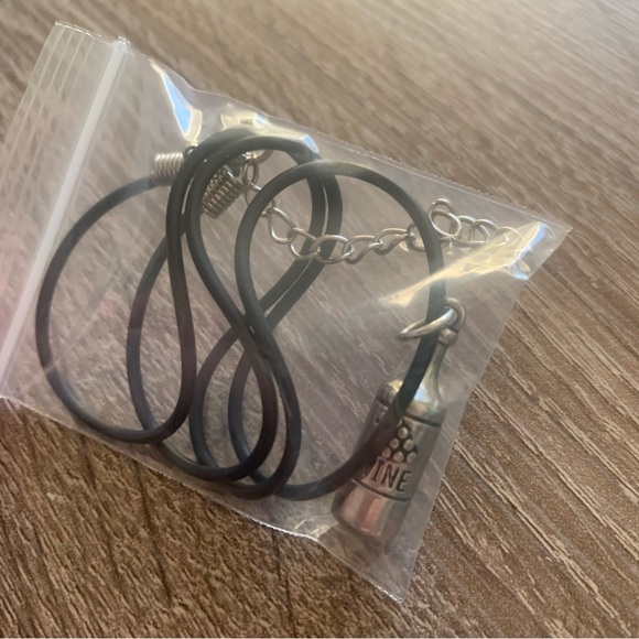 Vintage Y2K Charm on new Chain - UpCycled 90’s Jewelry - Wine Bottle Necklace - Picture 6 of 7